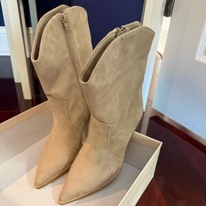 Never Worn Chic Tan Heeled Boots